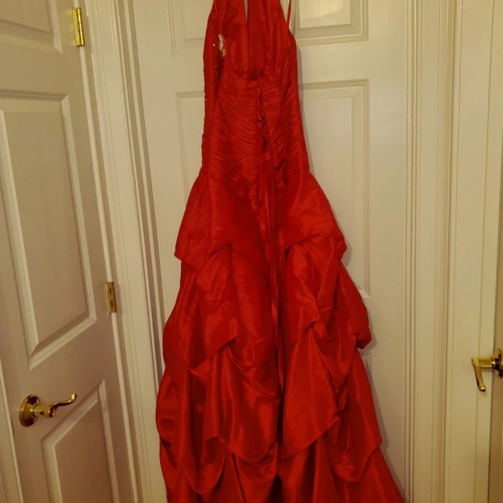 Red Gown - Picture 8 of 9
